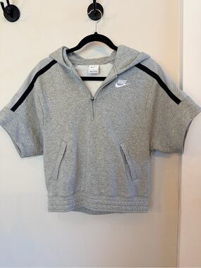 Nike Basketball Short-Sleeve Half-Zip cropped Hoodie